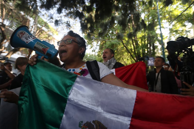 People protest outside the Ecuadorian Embassy in Mexico City after police broke into the Mexican Embassy in Quito to arrest Jorge Glas (Ginnette Riquelme/AP)