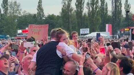 Young fan hugs Bruce Springsteen