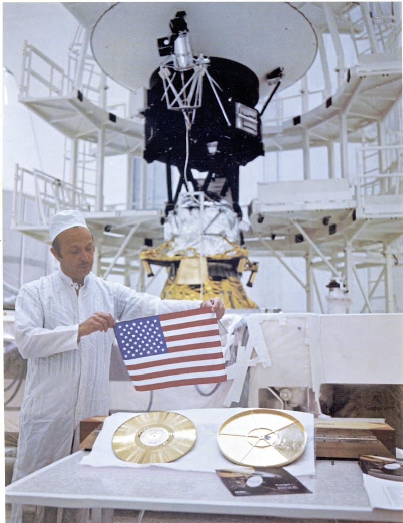 Voyager project manager John Casani poses with The Voyager Golden Record 