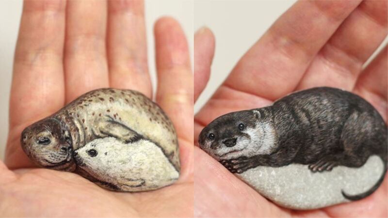 Self-taught artist Akie Nakata paints incredibly realistic animals onto stones and pebbles.