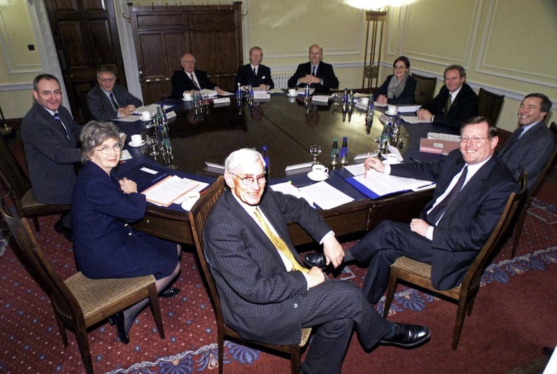 The first power-sharing executive, led by Ulster Unionist David Trimble and the SDLP&#39;s Seamus Mallon, held its first meeting in December 1999, but with DUP ministers boycotting in protest at the presence of Sinn F&eacute;in 