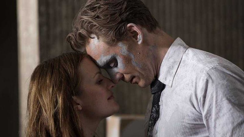 Elisabeth Moss and Tom Hiddleston in High-Rise 