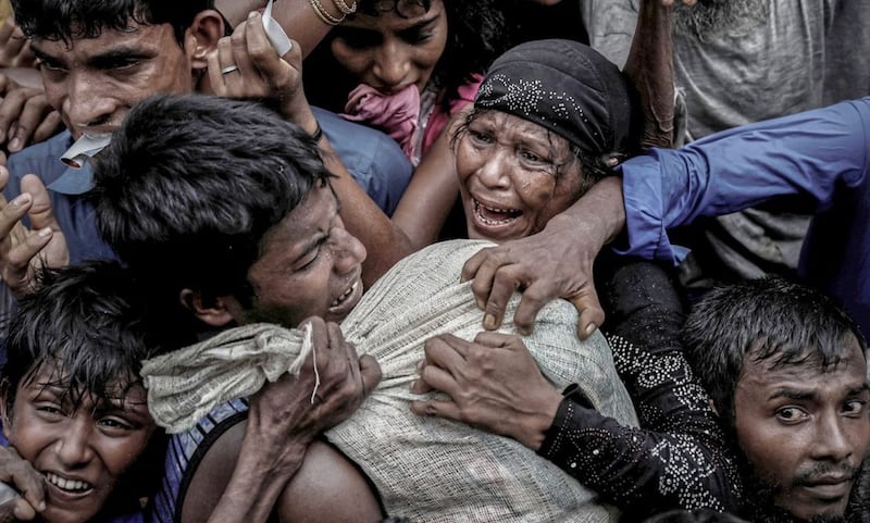 Rohingya refugees scramble for aid. Picture by Cathal McNaughton 