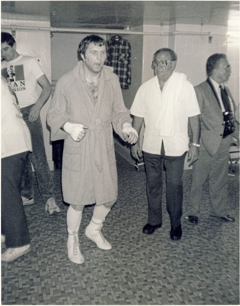 Se&aacute;n Mannion warming up pre-fight with his legendary trainer Angelo Dundee 