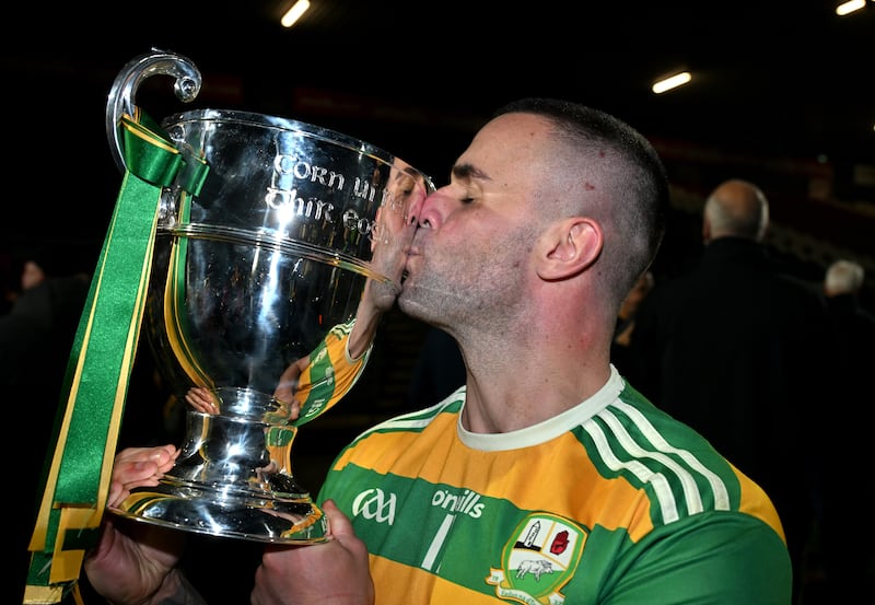 Edendork captain Conor Mallon kisses the O’Neill Cup.