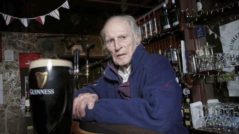93-year-old Henry Kavanagh at work in Fearon&#39;s bar. Picture by Hugh Russell 