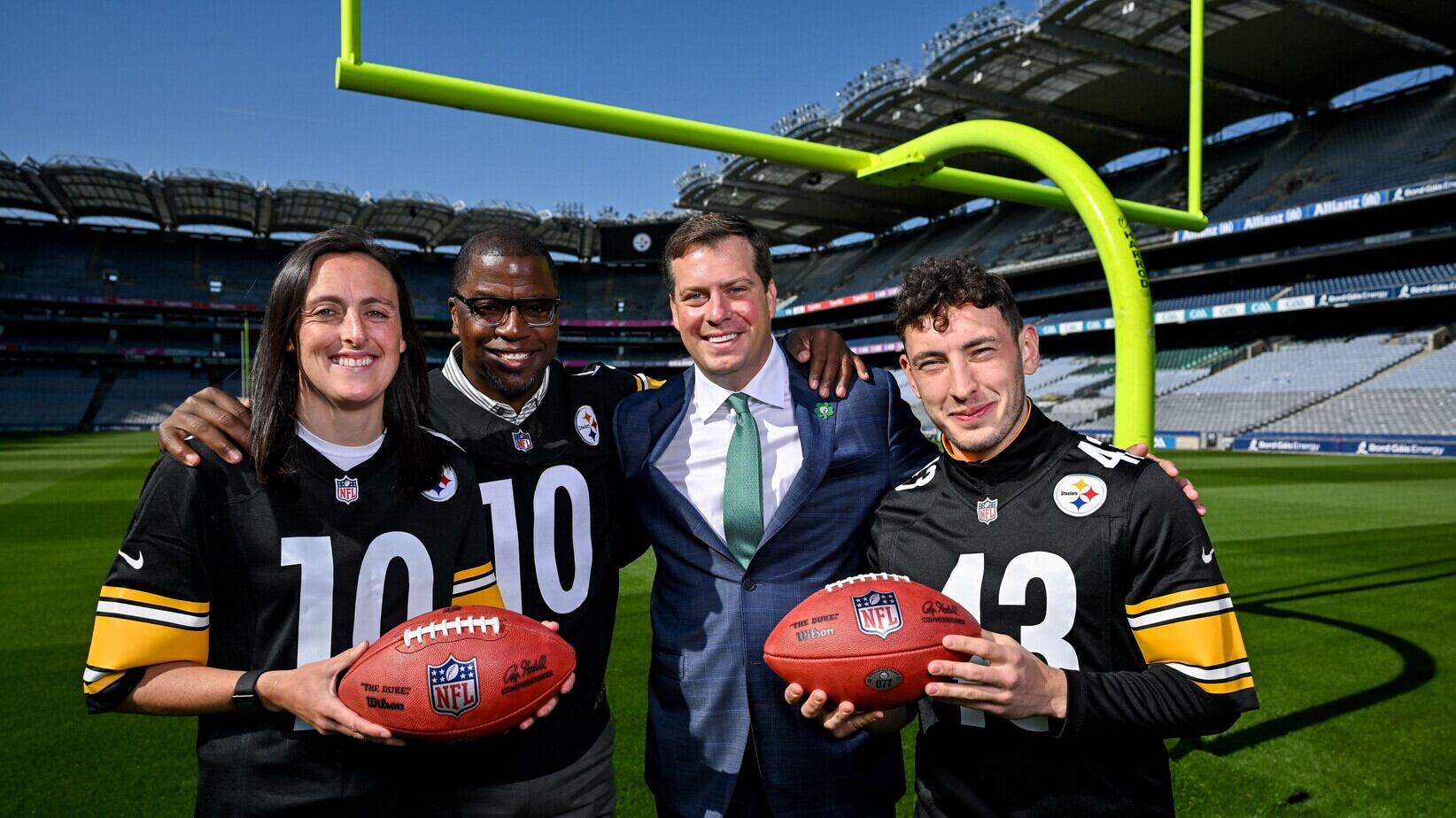 The Pittsburgh Steelers made a welcome return to Croke Park today, where they played in the first ever NFL game in Ireland in 1997. The Steelers plan to grow their fanbase and the game of American Football in Ireland as part of the NFL’s ‘Global Markets Program’. Pictured is former Pittsburgh Steelers quarterback Kordell Stewart who played in 1997, with, from left, Dublin GAA legend and NFL fan Hannah Tyrrell, Pittsburgh Steelers Director of Business Development & Strategy Daniel Rooney and Kerry All-Ireland winner and Steelers fan Paudie Clifford. Photo by Brendan Moran/Sportsfile