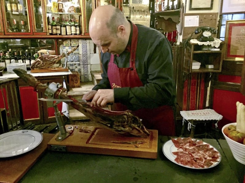 Carving Iberian ham in Botin 