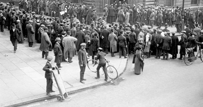 Crowds outside Bow Street court in London for the Roger Casement trial 