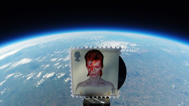 The tribute pays homage to the star’s role in the 1976 film The Man Who Fell To Earth.