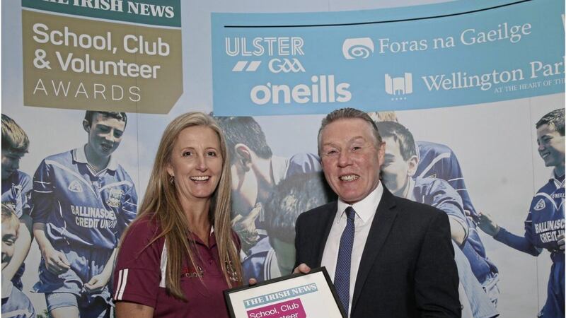 Kerry Mortimer from Ottawa Gaels receives the Overseas award from Raymond Tumilty of O&#39;Neills at last week&#39;s School, Club and Volunteer awards 