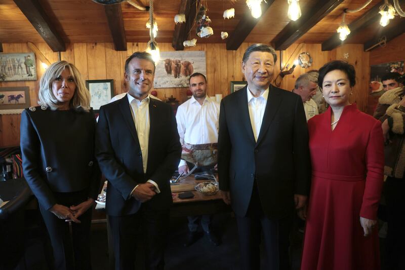 Chinese President Xi Jinping and his wife Peng Liyuan with French President Emmanuel Macron and his wife Brigitte at the Tourmalet pass in the Pyrenees mountains (AP Photo/Aurelien Morissard, Pool)