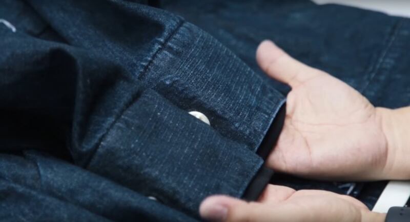 The jacket cuffs with their conductive yarn (Levi's)