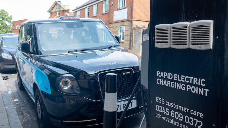 Grants worth up to £7,500 for new electric taxis must be extended to avoid drivers holding onto older, more polluting vehicles for longer, a trade leader has warned