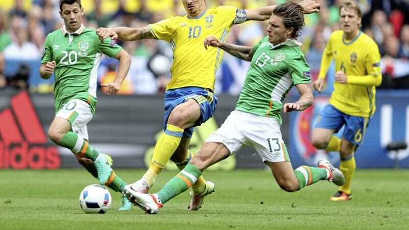 The Republic of Ireland&#39;s goalscorer Wes Hoolahan (left) and Jeff Hendrick (right) challenge some Swede at Euro 2016. 