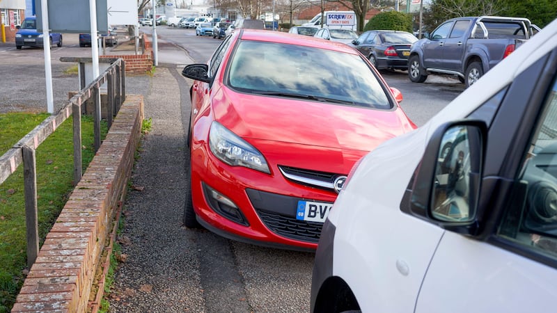 Powers to ban pavement parking should be extended across England to make streets safer, according to a report published by councils