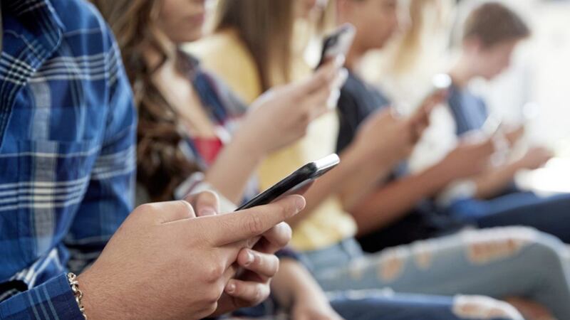 The school is to limit the use of mobile phones 