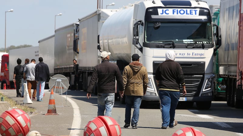 &nbsp;<span style="font-family: 'Lucida Grande', 'Lucida Sans Unicode', 'Lucida Sans', LucidaGrande, Geneva, Arial, Verdana, sans-serif; ">Migrants try to board UK bound lorries on the main road into Calais ferry port</span>