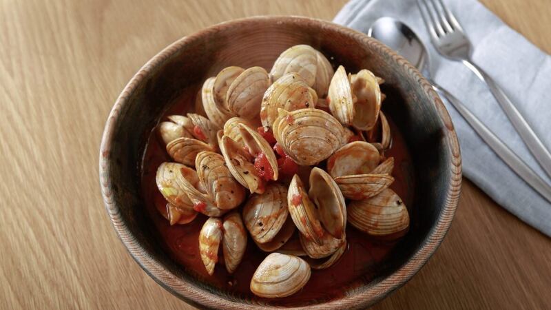 Clams with sherry, garlic and tomato 