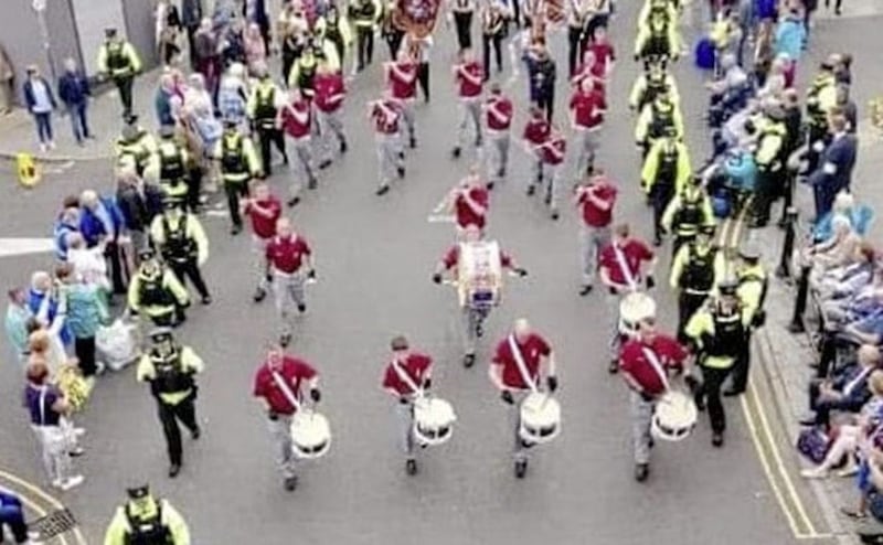 The Clyde Valley flute band from Larne was flanked by police as it paraded through Derry&#39;s city side in August. 