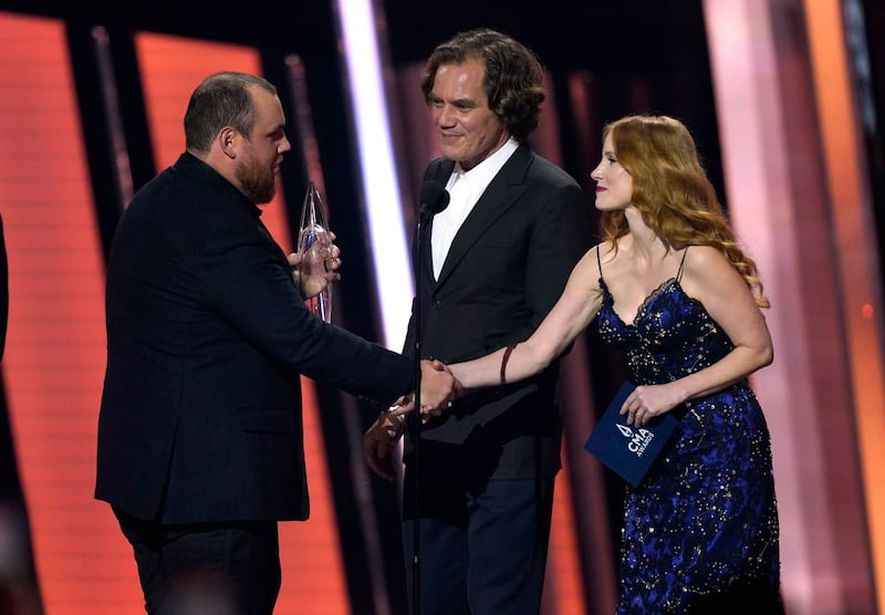 Luke Combs is presented his award by Michael Shannon and Jessica Chastain