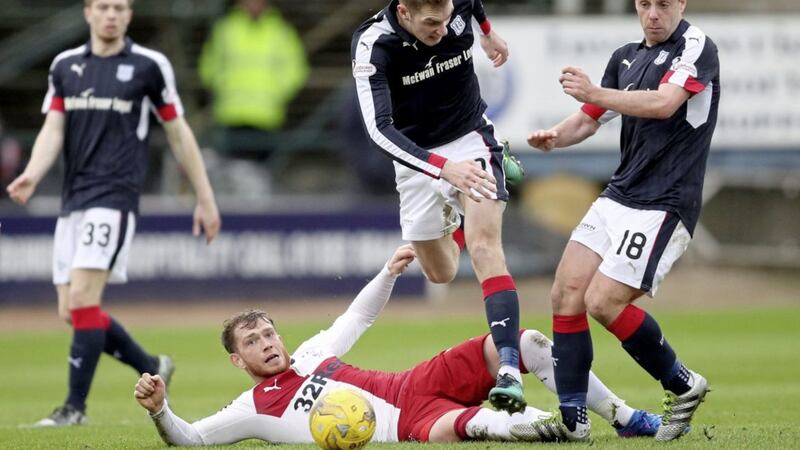 Dundee&#39;s Kevin Holt (centre) with Paul McGowan (right) and Rangers&#39; Joe Garner battle for the ball during the Ladbrokes Scottish Premiership match at Dens Park 
