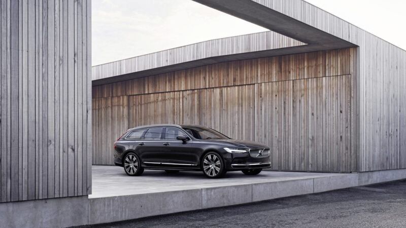 The refreshed Volvo V90 Recharge T8 plug-in hybrid in Platinum Grey 