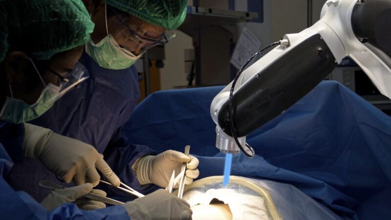 The robot prevents tremors in the surgeon&rsquo;s hands 