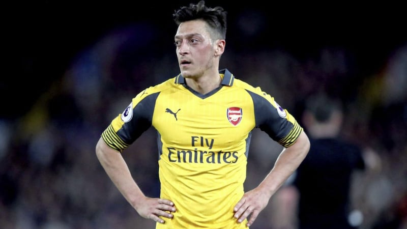 Arsenal playmaker Mesut Ozil has put contract talks on hold as the club seek to play their way into next season&#39;s Champions League 
