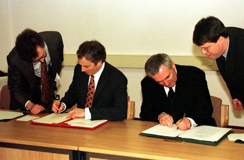 Tony Blair and Bertie Ahern signing the agreement 