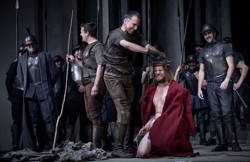 &nbsp;The crowning with thorns: Ferdinand Meiler (Centurion Longinus), Frederik Mayet (Jesus) and cast. Picture by Passion Play Oberammergau 2022/Arno Declair.<b style="mso-bidi-font-weight:normal"></b>