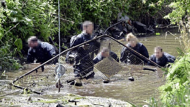 Divers search the Corcrain River in Portadown for &#39;Troubles&#39; related weapons and explosives 