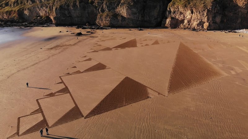 Simon Beck uses sand and snow to create intricate geometrical artworks.