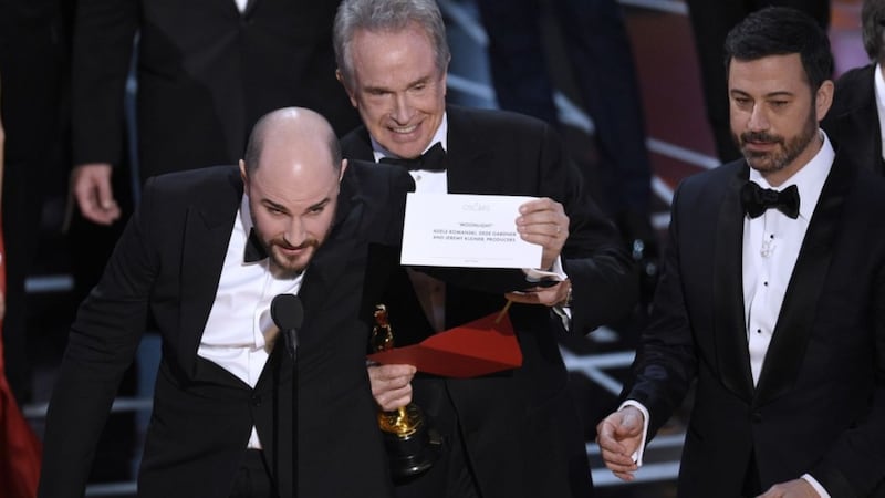 Firm responsible for counting Oscars votes apologises for best film blunder
