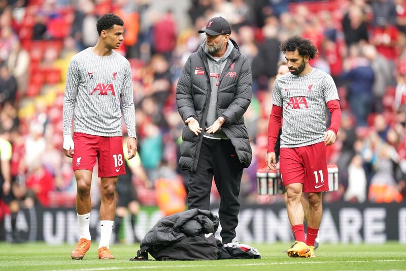 Liverpool manager Jurgen Klopp talks to Cody Gakpo and Mohamed Salah