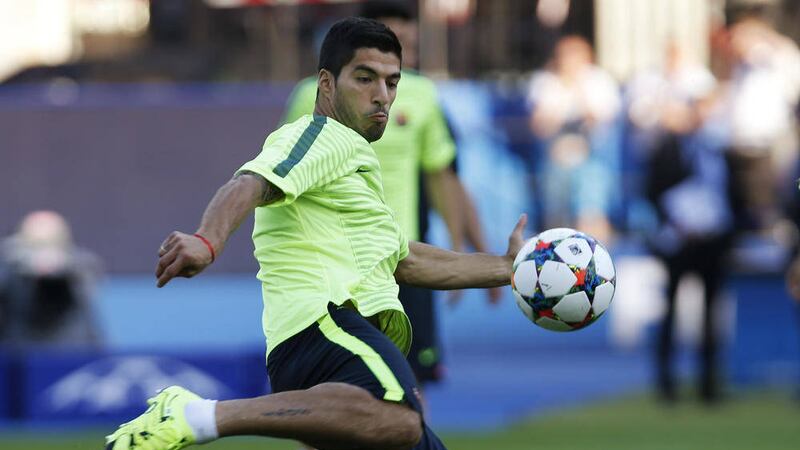 Barcelona&#39;s Luis Suarez kicks a ball during a training session at the Olympic Stadium in Berlin 