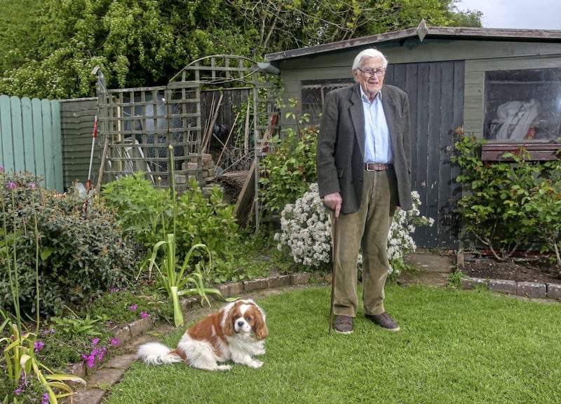Former SDLP deputy leader Seamus Mallon pictured in teh garden of his Co Armagh home. Picture by Mal McCann. 