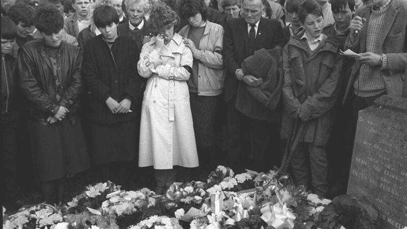 Martin McGuinness speaking at Seamus McElwaine&#39;s graveside in 1986. Picture by Pacemaker. 