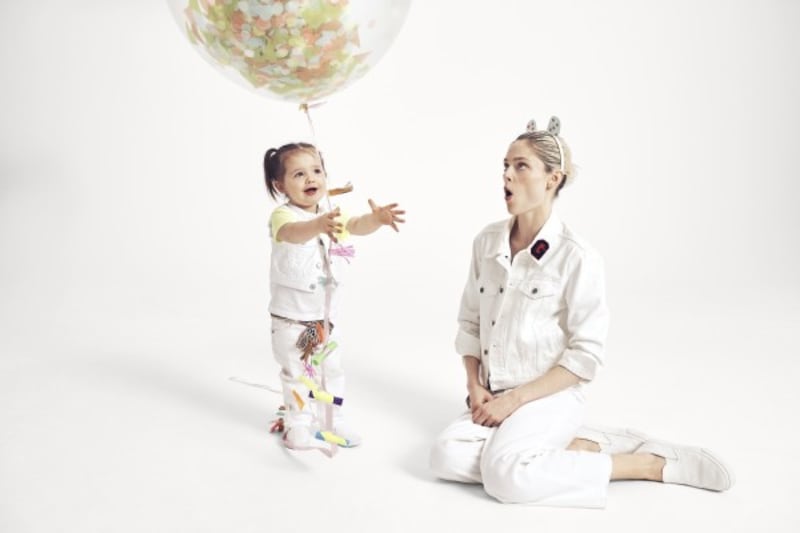 Coco and baby Ioni play around with balloons while filming with Gap.