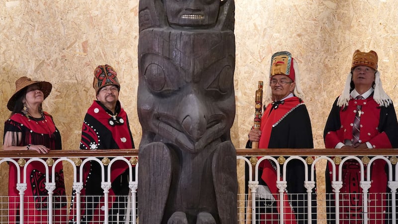 Delegates from the Nisga’a nation with the totem pole in Edinburgh (Andrew Milligan/PA)