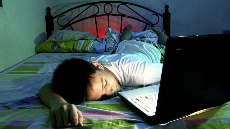 Time spent on screens, especially at night, has a detrimental effect on teenagers&#39; sleep 
