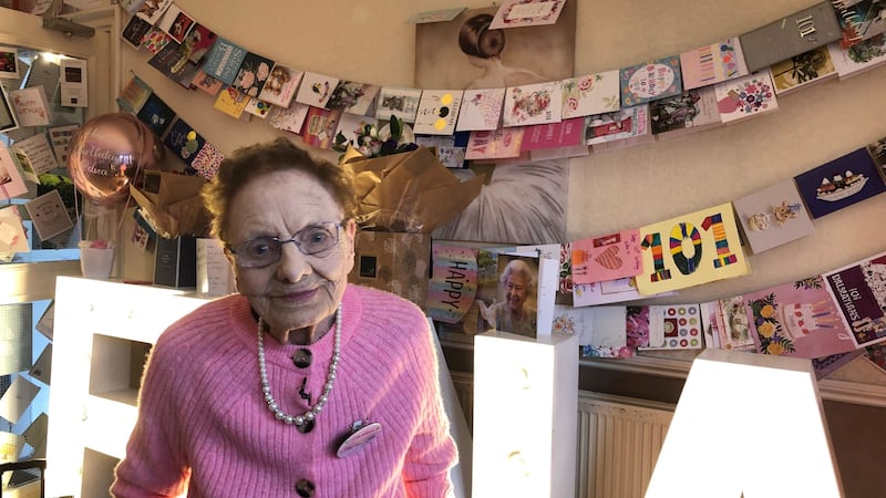 People from around the world have sent cards to Edna Clayton’s care home in Glasgow.