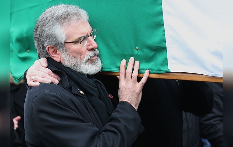 &nbsp;Gerry Adams carries Mr McGuinness' coffin