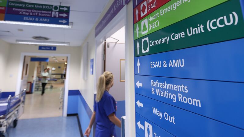 Women working in hospital emergency rooms significantly increase patient survival chances.