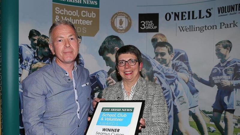 Wendy Osborne of Volunteer Now presents the Irish News Medium Club Volunteer Award to S&eacute;amus Curran of An R&iacute;ocht