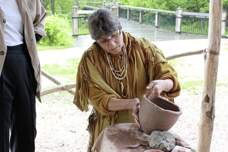 Crafting a pot, 17th century style 