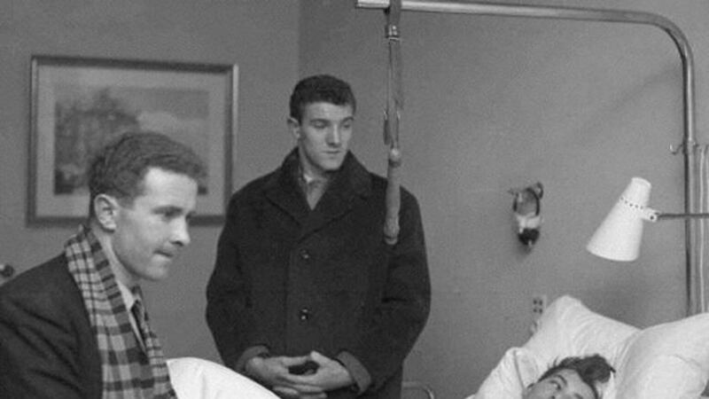 Manchester United footballers Harry Gregg (left) and Billy Foulkes talk with team-mate Ken Morgan as they visit the injured members of their squad in a Munich hospital, Germany in February 1958&nbsp;&nbsp;