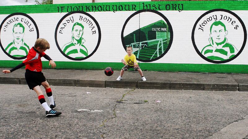 <span style="font-family: Arial, Verdana, sans-serif; ">In 2009, this mural was unveiled to mark the 60th anniversary of Belfast Celtic's demise. It depicts club legends Charlie Tully, Jimmy Jones and Paddy Bonnar</span>&nbsp;