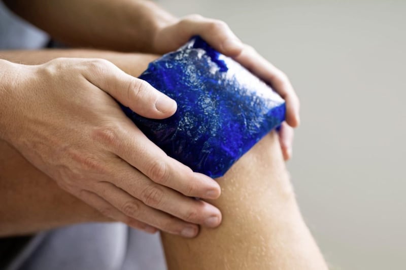 Applying an ice compress after a heat pack can offer relief from aching joints 