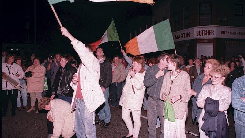Falls Road. Celebrations after ceasefire. 1/9/94. Picture by Pacemaker